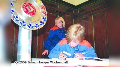 „Deutscher Meister” trägt sich ins Goldene Buch ein (Foto: ste)