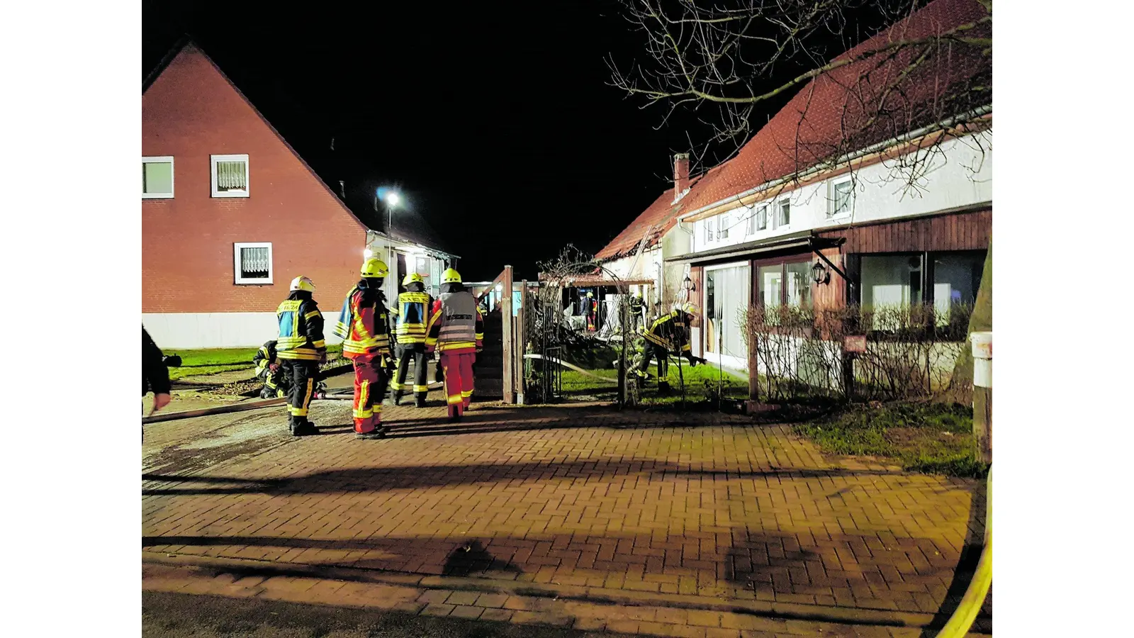 Gartenlaube in Bückeburg steht in Flammen (Foto: gr)