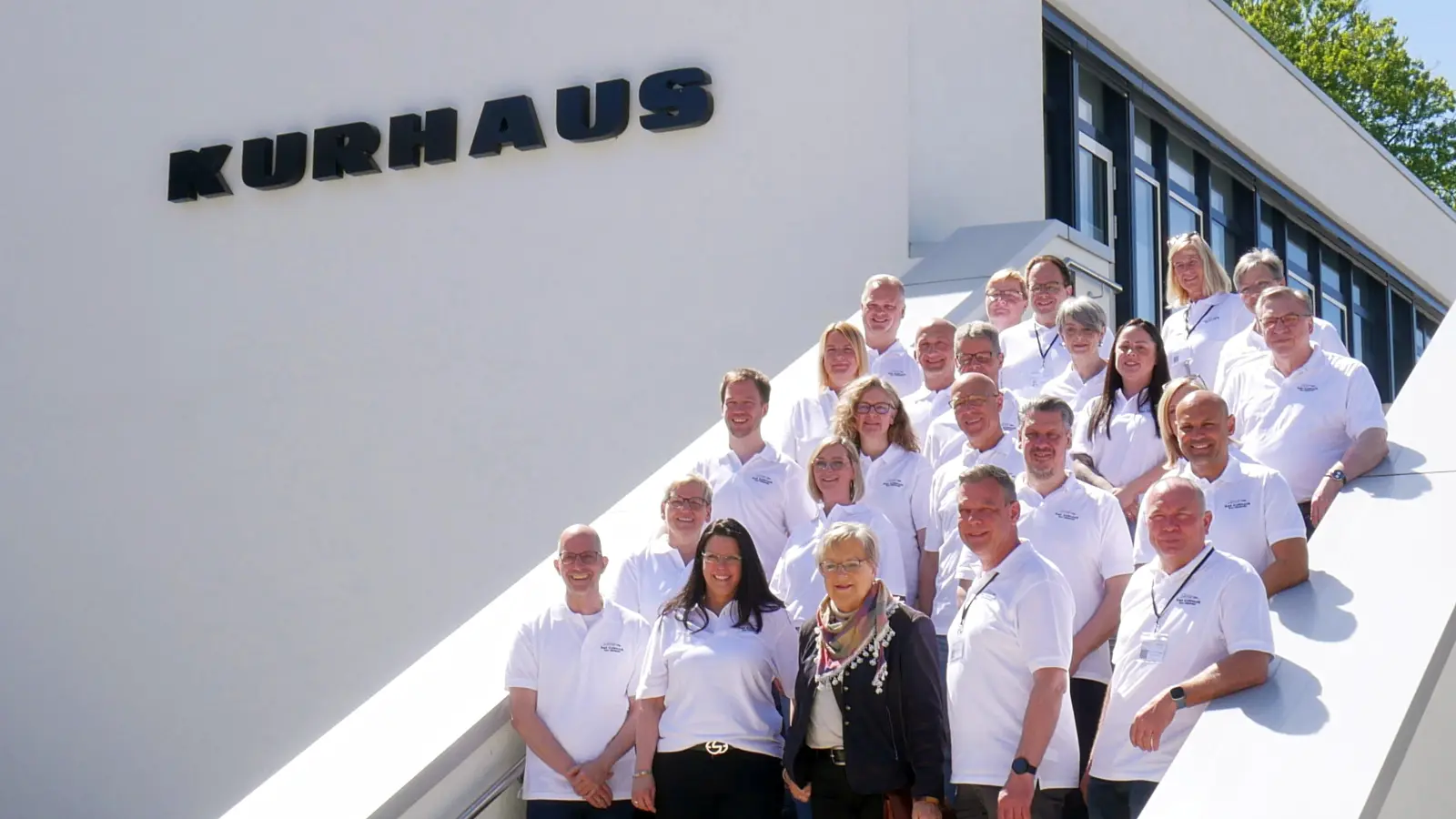 14 Mieter - ein Team, gemeinsam mit Bürgermeisterin und KurT-Geschäftsführer Benjamin Lotz. (Foto: gk)