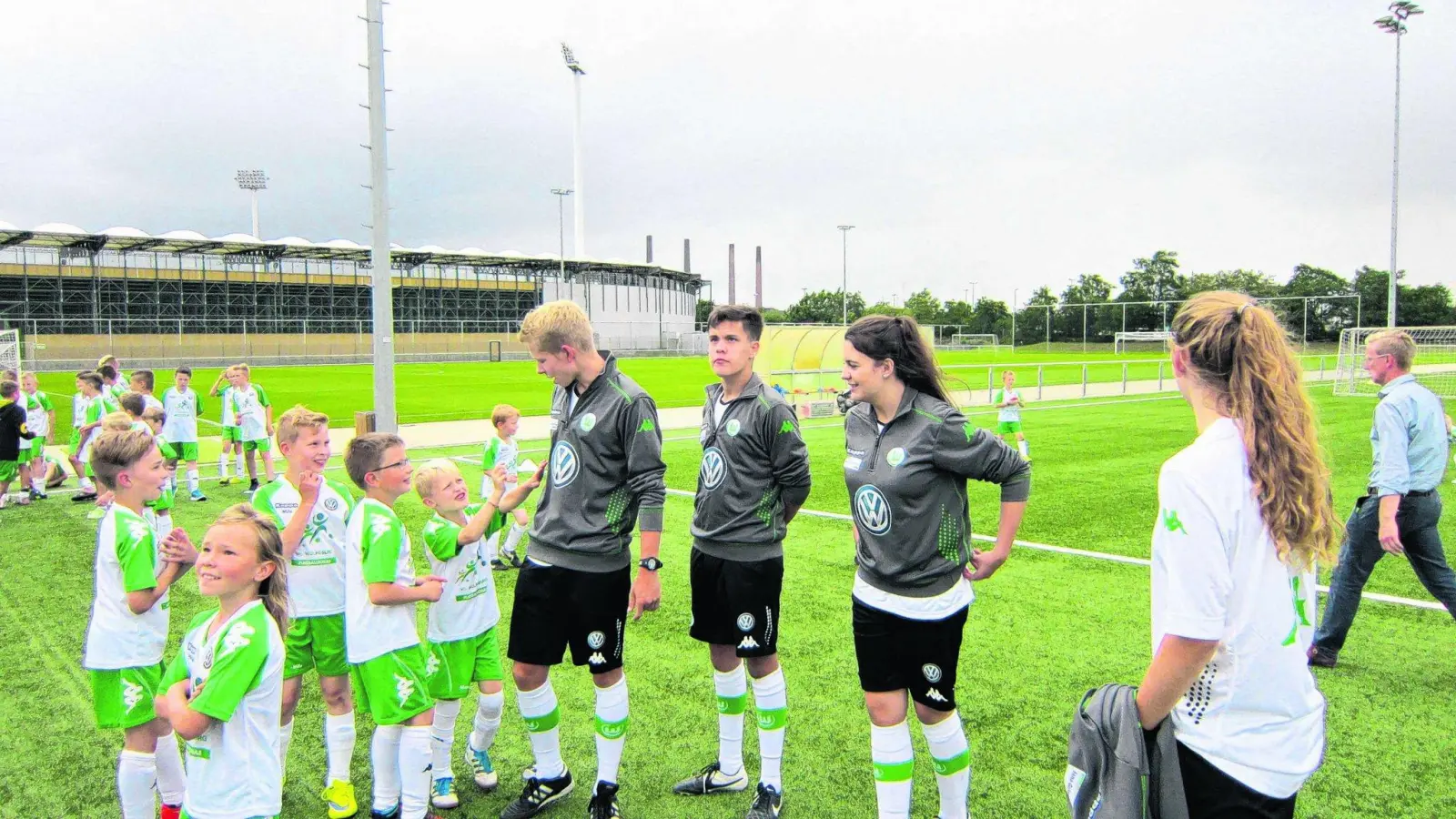 Junior-Coaches bilden sich mit Hilfe von Profis im Sommercamp der VfL-Fußballschule fort (Foto: lk)
