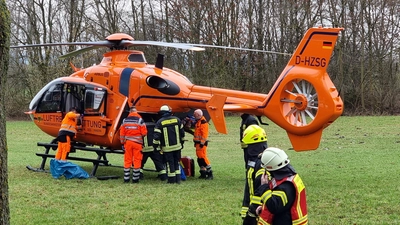 Die Patientin wird zum Rettungshubschrauber Christoph 4 transportiert. (Foto: privat)