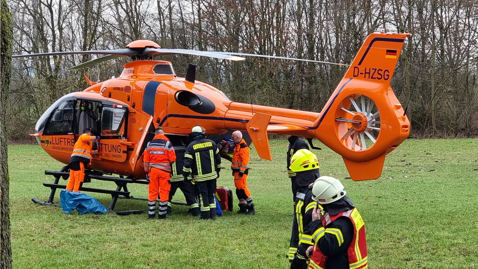 Die Patientin wird zum Rettungshubschrauber Christoph 4 transportiert. (Foto: privat)