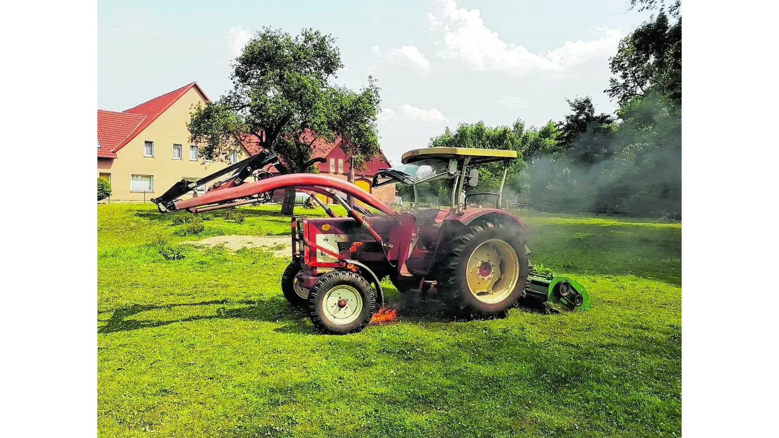 Ein Traktor steht in Flammen (Foto: jb)
