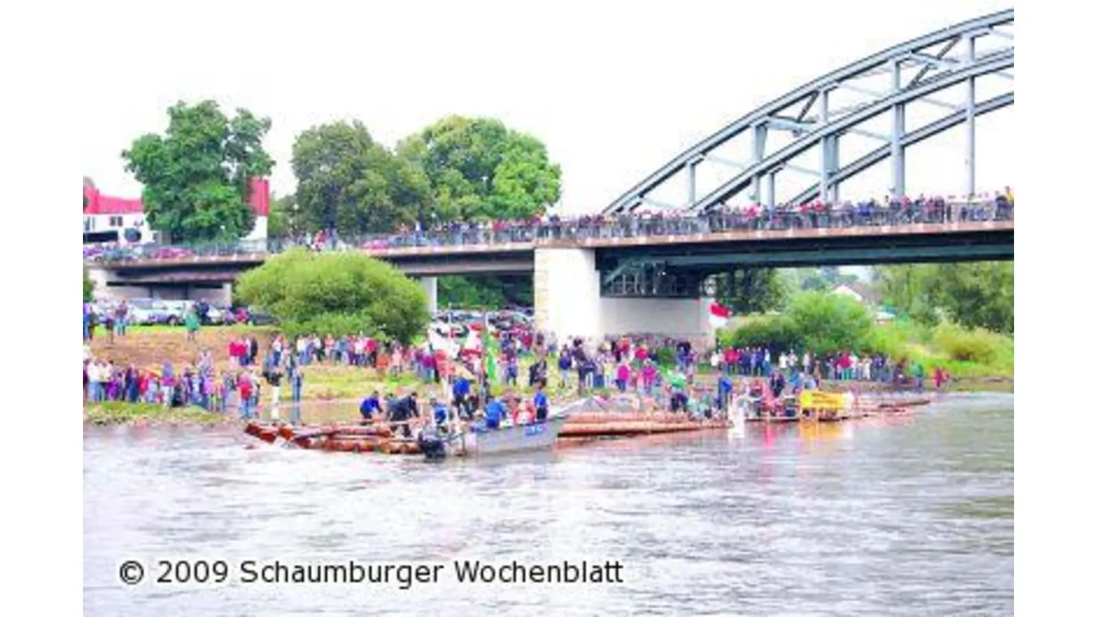 Weserfloß legt in Rinteln an (Foto: ste)