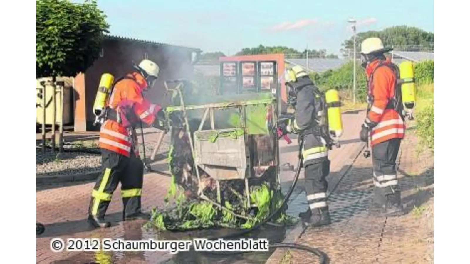 Papiercontainer brennt in einer Garage (Foto: us)