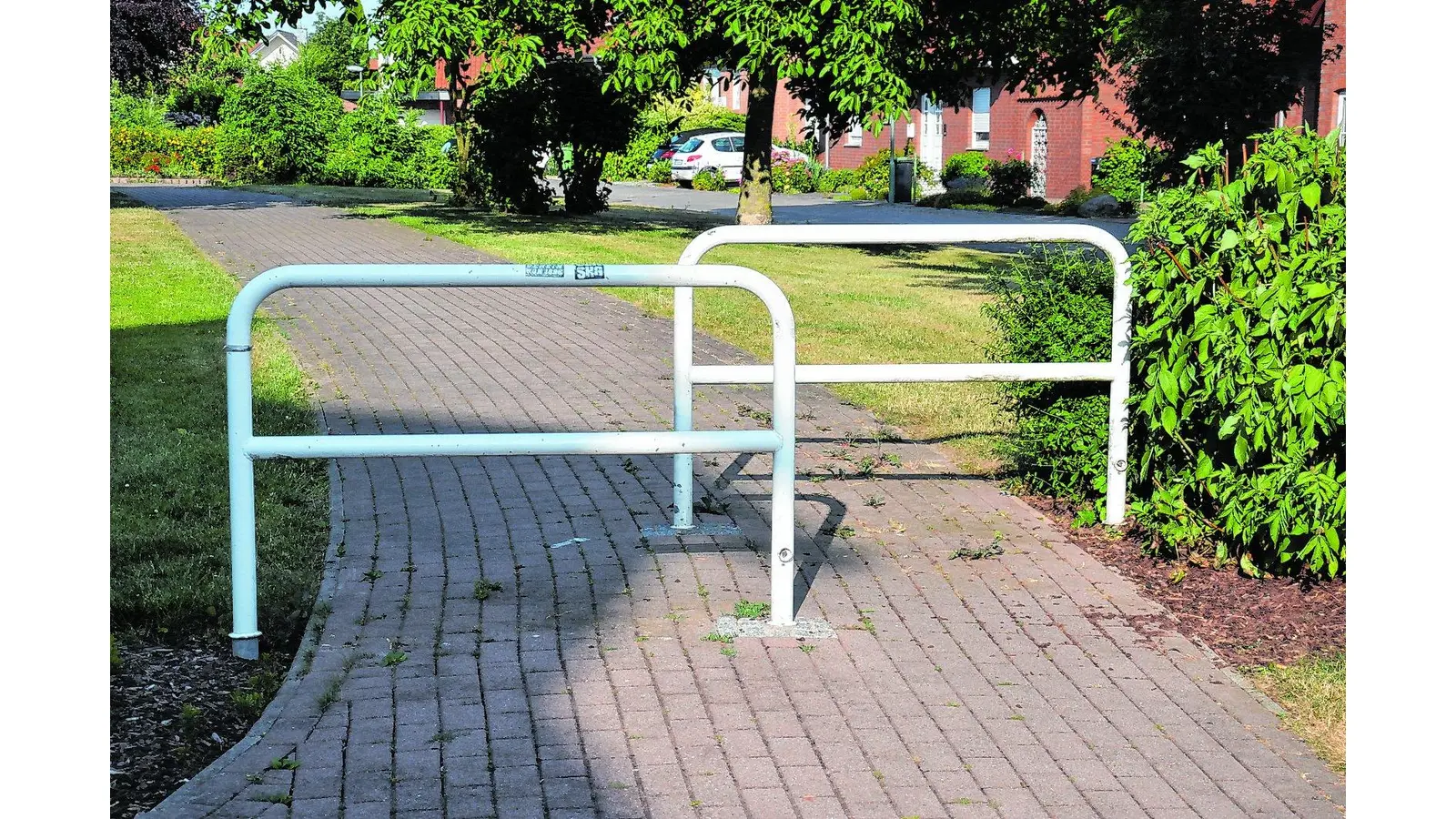 Wegesperren auf Gehwegen bleiben (Foto: bt)