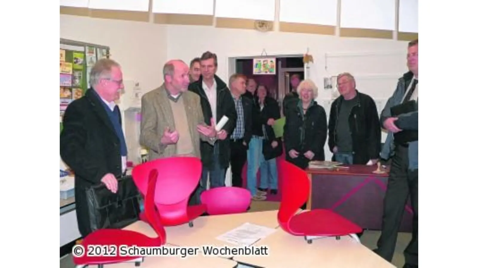 Auf den neuen Stühlen Probe sitzen (Foto: al)