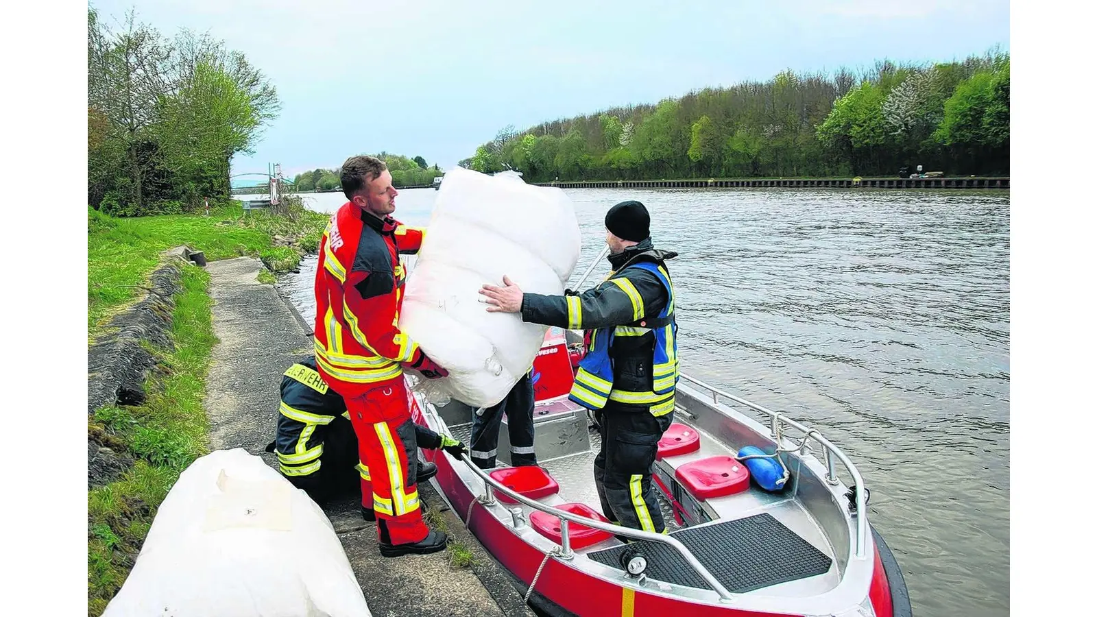 Ölverschmutzung ruft die Feuerwehr auf den Plan (Foto: gr)