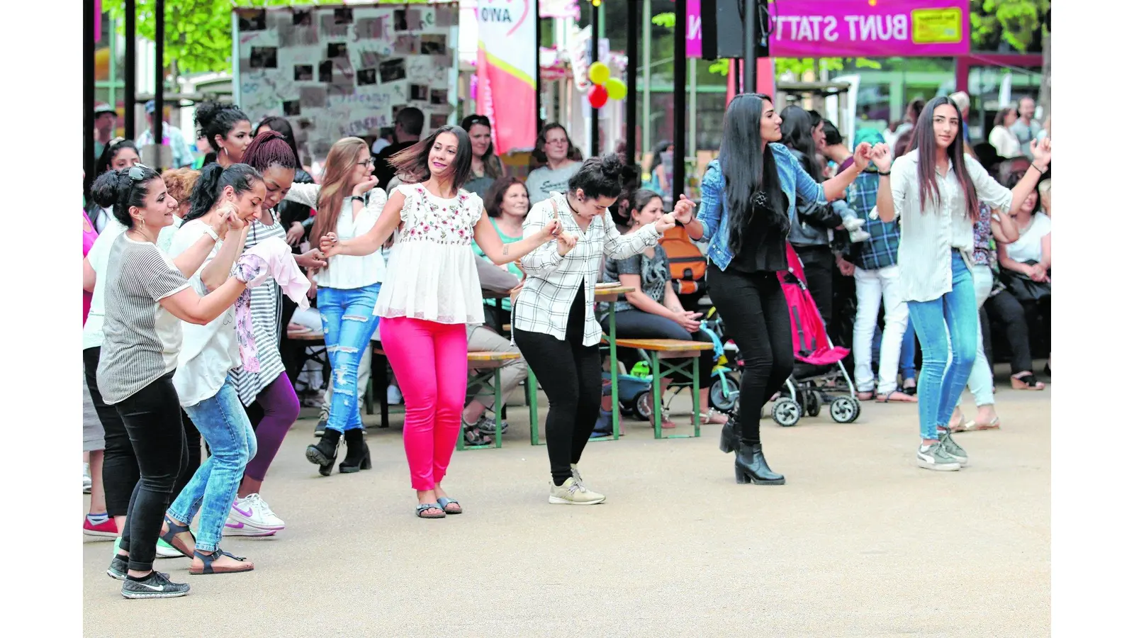 Fröhliches Miteinander verschiedener Kulturen (Foto: bb)