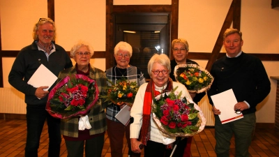 Christian Bartels (v. li., 50 Jahre im Verein), Ursel Schwarz (Ehrenmitglied), Monika Bartels (50 Jahre), Hildegard Connor (Ehrenmitglied), Heike Kraus (50 Jahre) und Stephan Bartels (50 Jahre) werden von der DLRG-Stadthagen geehrt. (Foto: bb)