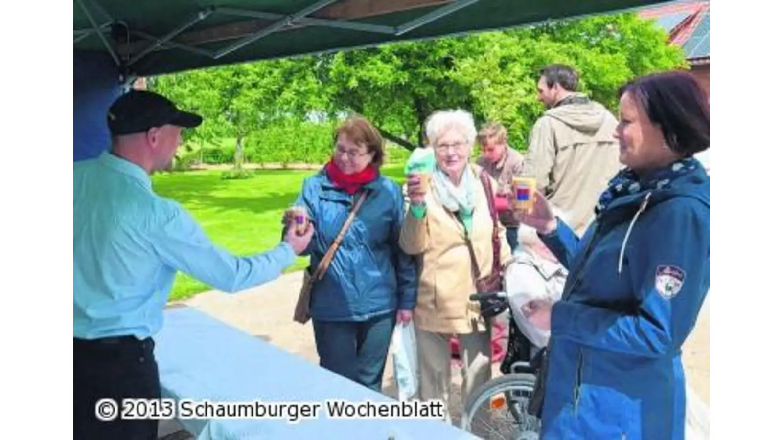 Mehrere Hundert Menschen statten den 38 Schöttlinger Einwohnern einen Besuch ab (Foto: bt)