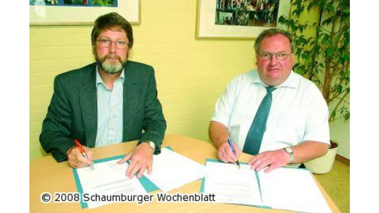 Zusammenarbeit nun schriftlich besiegelt Bank und Schule schließen Patenschaftsvertrag ab (Foto: bb)