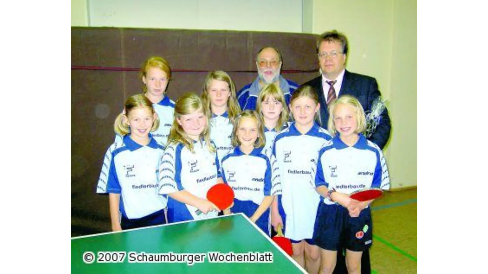 Tischtennis-Schülerinnen im neuen Outfit (Foto: la)