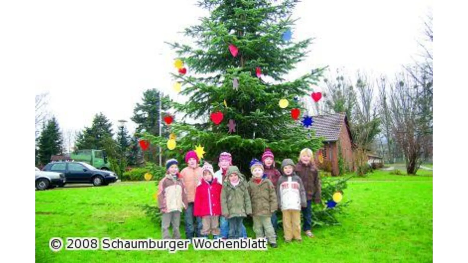 Kinder schmücken Weihnachtsbaum (Foto: red)