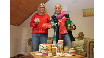 Gaby Mennicken (li.) und Jessika Otto vom Kinderschutzbund Schaumburg regen zu besonderen Präsentideen an, unter anderem dazu, Zeit zu schenken.  (Foto: Borchers, Bastian)