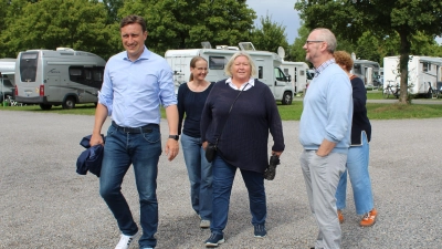 Rundgang auf Wohnmobilstellplatz (v.li.): Sebastian Lechner, Nina Vanessa Bergmann, Christiane Schweer und Willi Rehbock. (Foto: wb)