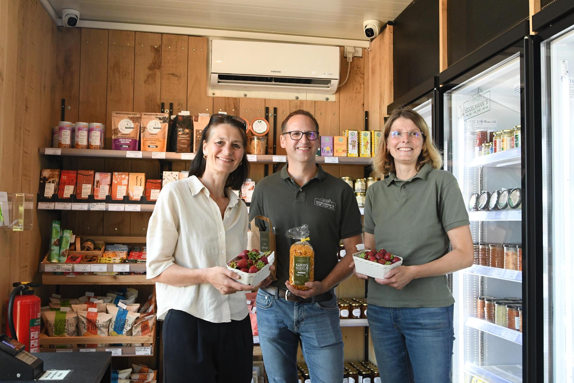 Miriam Staudte mit Steffen und Christiane Eggelmann und den regionalen Produkten in ihrem automatsicehn Hofladen. (Foto: nd)