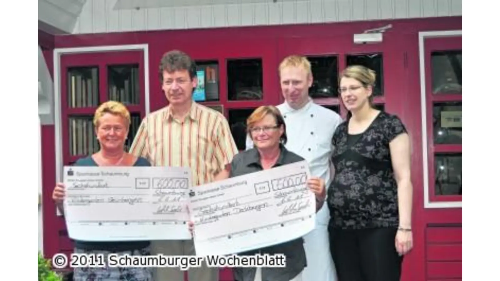 Dicke Schecks für viele Kinder (Foto: ste)