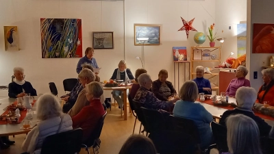 Im Mehrgenerationenhaus: Die Autorinnen und Autoren der Textschmiede lesen vor. (Foto: privat)