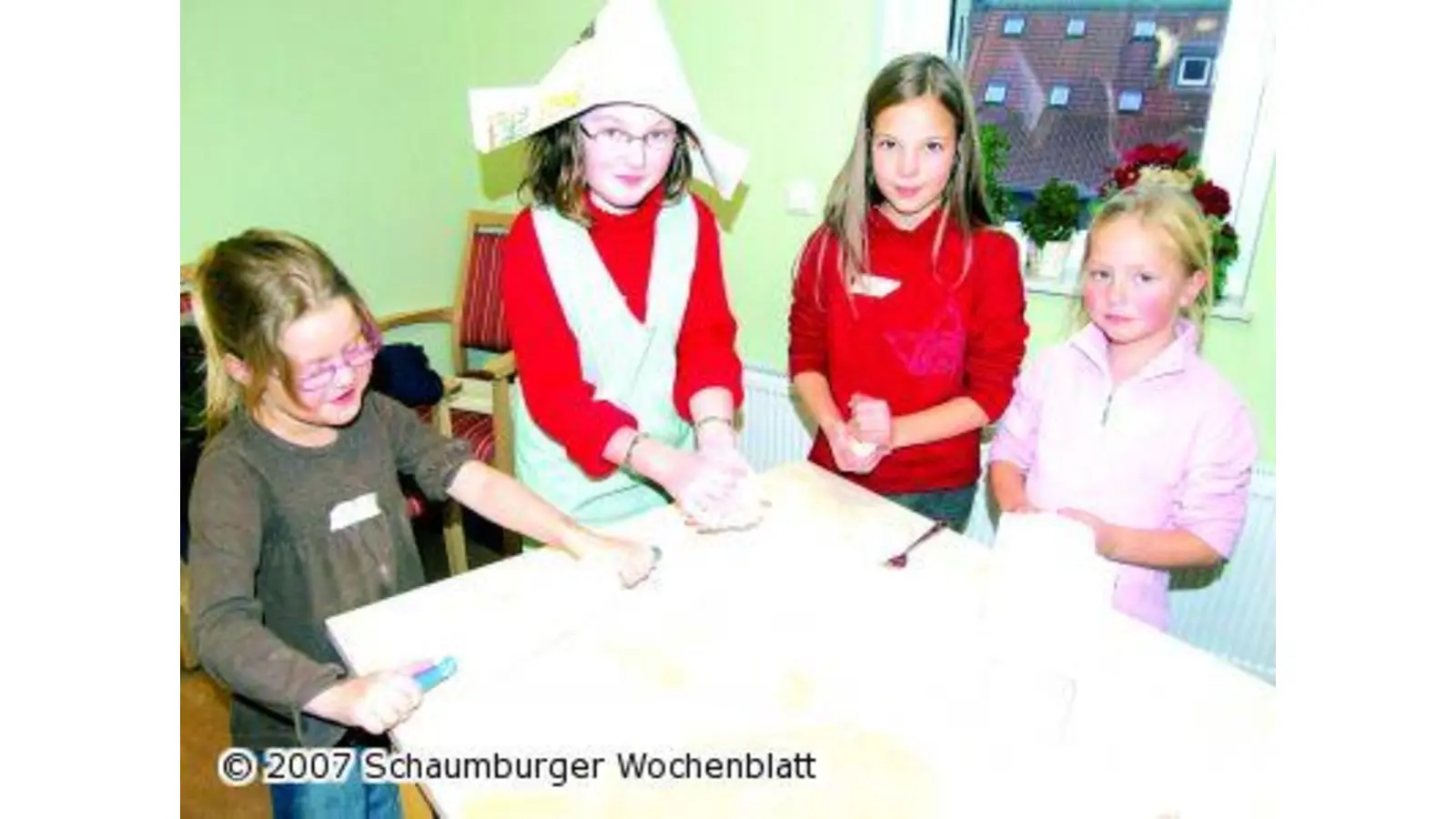 Kinder backen mit Senioren gemeinsam Adventskekse (Foto: red)