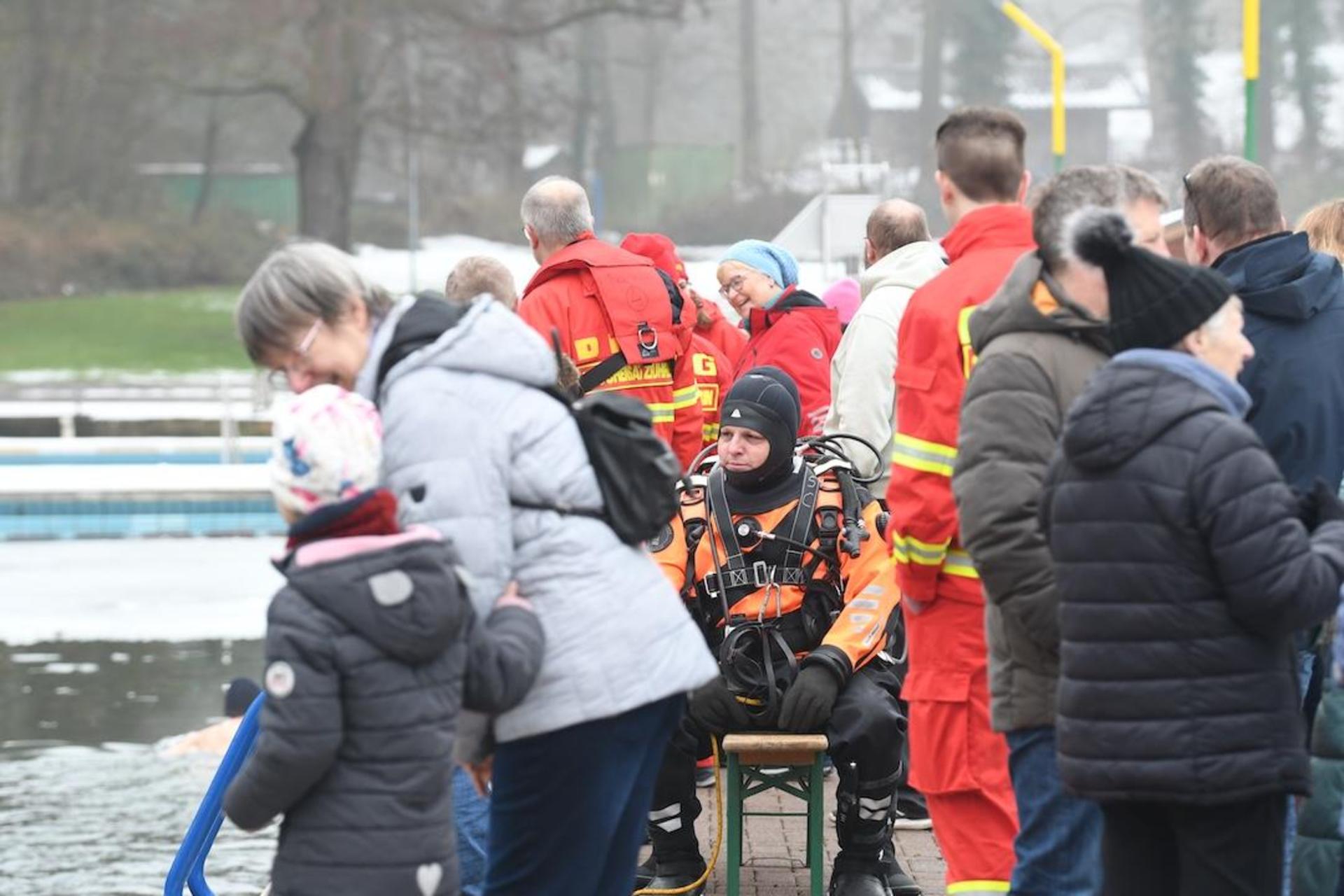 Eisschwimmer erobern das Sonnenbrinkbad. (Foto: nd)
