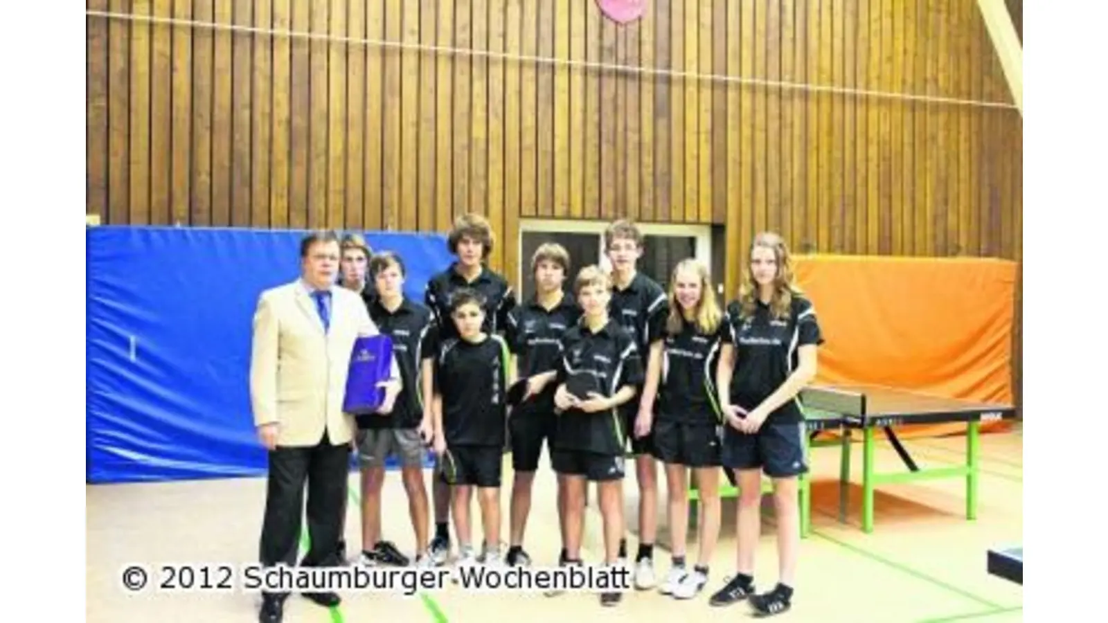 TuS-Bezirks-Jugend im neuen Tischtennis-Dress (Foto: ro)