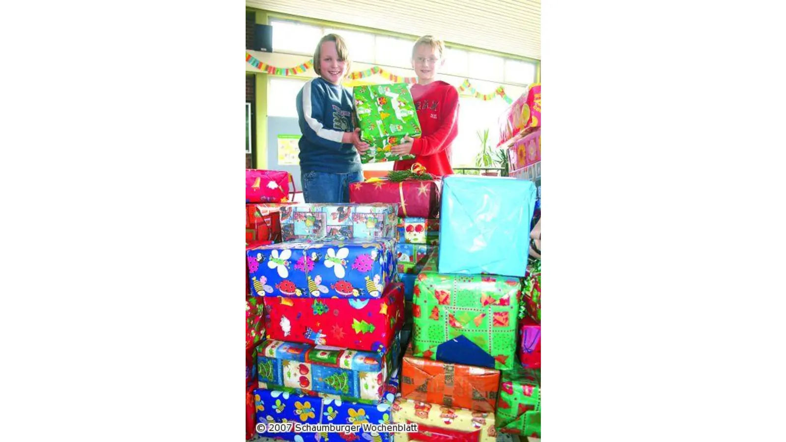 Weihnachten für die Armen Schüler der Grundschule Am Sonnenbrink packen Päckchen für Kinder in Bulgarien (Foto: mr)