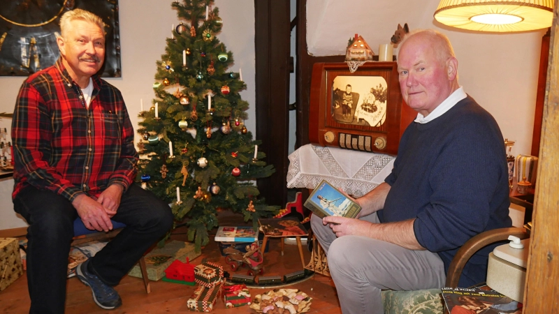 Frank Ehmann und Jürgen Schröder erlaubten für die Leser dieser Zeitung einen ersten Blick in die Ausstellung. (Foto: gk)