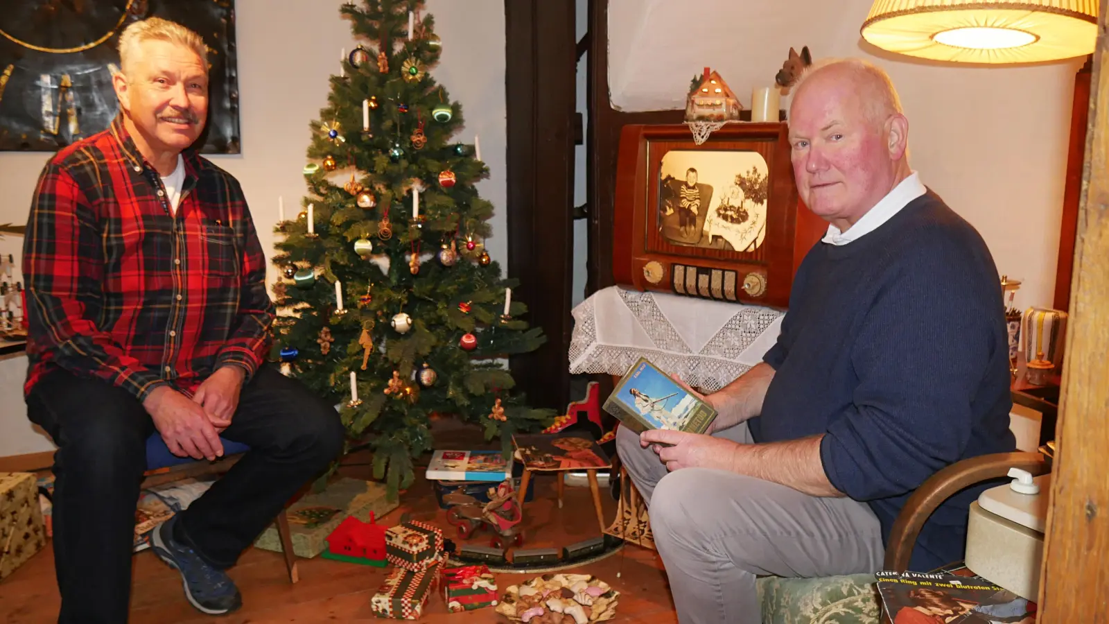Frank Ehmann und Jürgen Schröder erlaubten für die Leser dieser Zeitung einen ersten Blick in die Ausstellung. (Foto: gk)