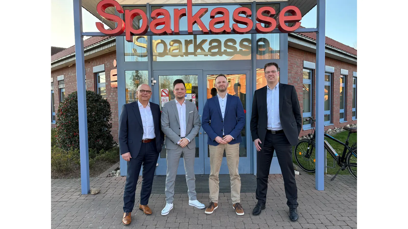 Sparkassenvorstand Stefan Nottmeier, Kai Brending, Fabian Jung und Marktbereichsleiter Gerd Krome.<br> (Foto: privat)
