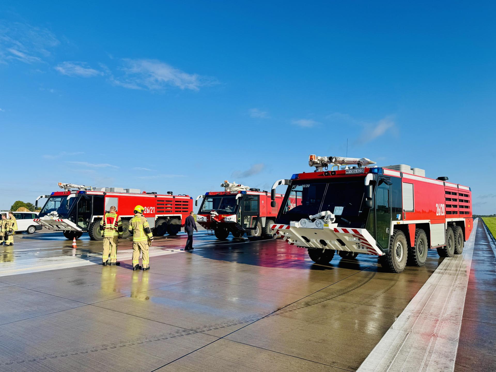 Auf dem Fliegerhorst: Gemeinsame Übung der Stadtfeuerwehr und der Feuerwehr der Bundeswehr. (Foto: Feuerwehr)