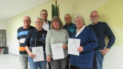 Mit Urkunden: Die neu ernannten Ehrenmitglieder des Schützenvereins.  (Foto: privat)