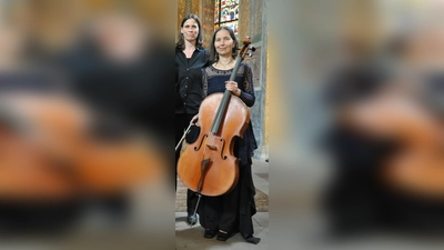 Maren Kallenberg (re.) und Monika Herrmann begleiten den Gottesdienst musikalisch.  (Foto: privat)