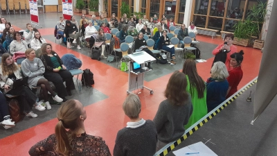 Im Gespräch: Fachkräfte und Publikum beim Netzwerktreffen. (Foto: privat)