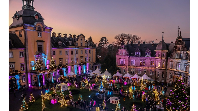 Festliche Weihnachtswelt: Auf Schloss Bückeburg erleben Besucher elf Tage lang glänzende Lichter und traumhafte Dekorationen.  (Foto: Tautenhahn, André)