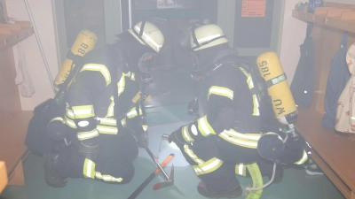 In der vernebelten Kita: Ein Trupp der Ortswehr. (Foto: tau)