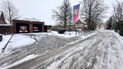 Vor Ort: Blick auf die Feuerwehr (li.) und die Grundschule im Hintergrund. (Foto: Feuerwehr)