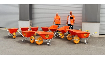 Für die Friedhöfe in der Samtgemeinde stehen neue Schubkarren zur Verfügung.  (Foto: privat)