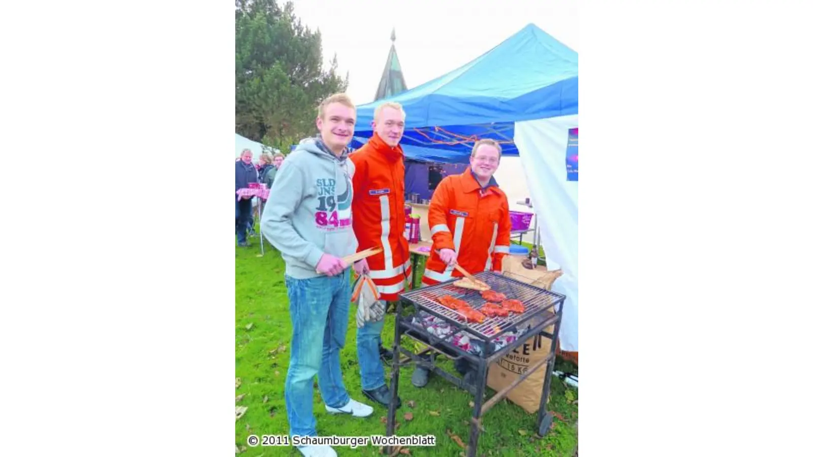 Am Glockenturm trifft Nikolaus auf Boule-Spieler (Foto: red)
