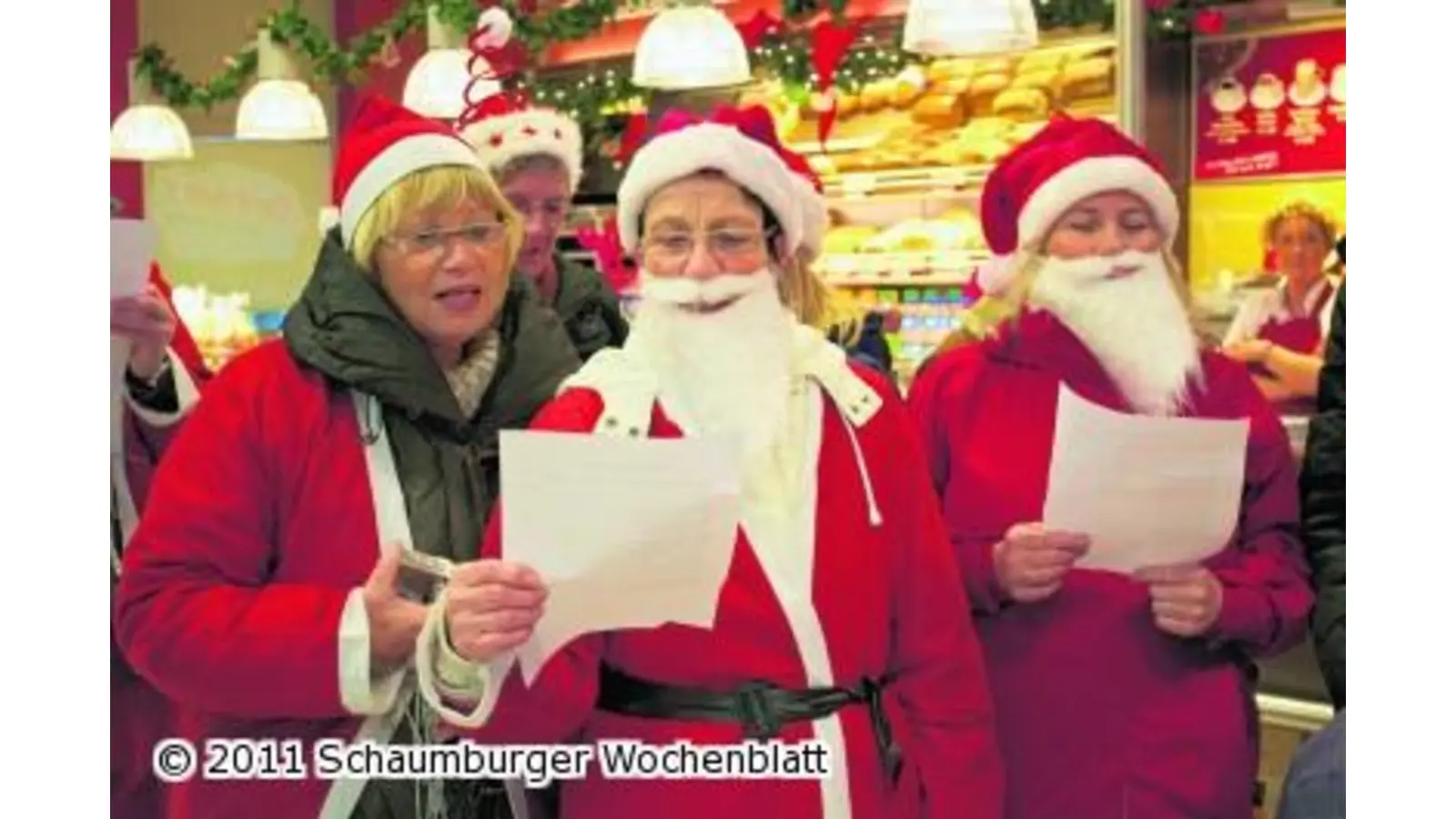 Stilecht mit rotem Mantel und Bart um die Wette singen (Foto: wa)