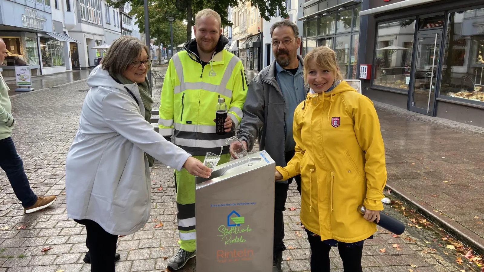 Cordula Lüdtke-Dommel, Jan Redeker, Joachim Warnecke und Josefine-Kassandra Wahl probieren den Brunnen aus.  (Foto: ste)