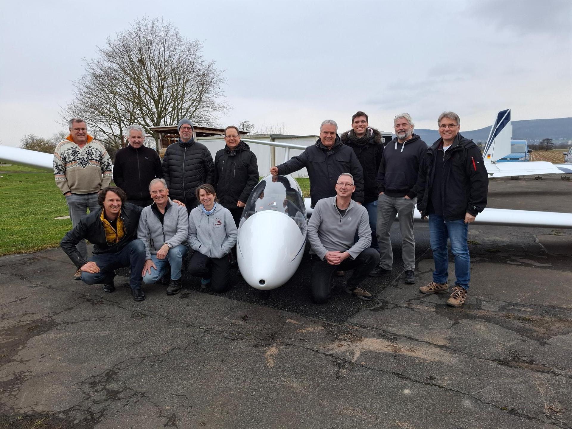 Die Mitglieder des LSV Rinteln sind nicht nur selbst aktive Flieger, sondern vor allem als Ausbilder, Helfer und Teamplayer vor Ort. Hier die ehrenamtlichen Fluglehrer bei einem Treffen. (Foto: privat)