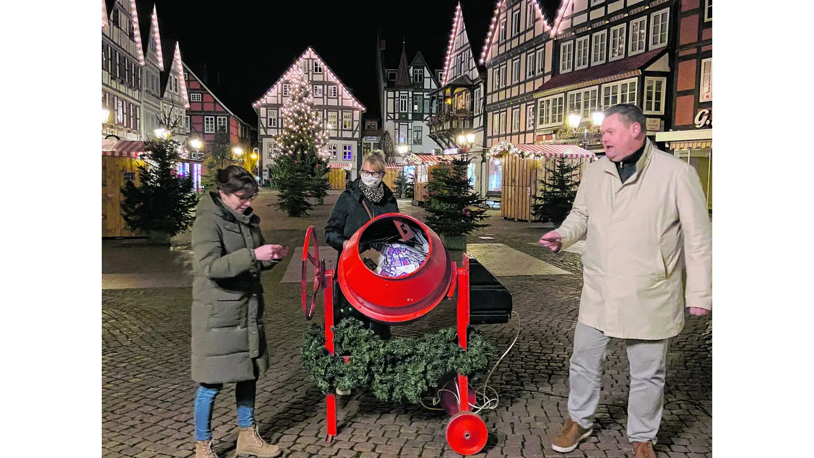 Gewinnspiel-Ziehung vor leerem Marktplatz (Foto: ste)