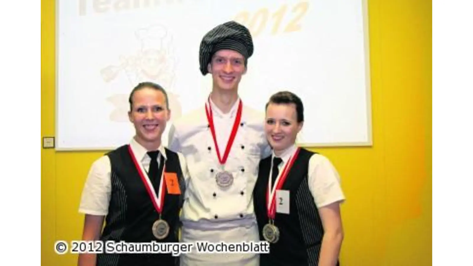 Auszubildende verwöhnen die Gäste (Foto: bb)