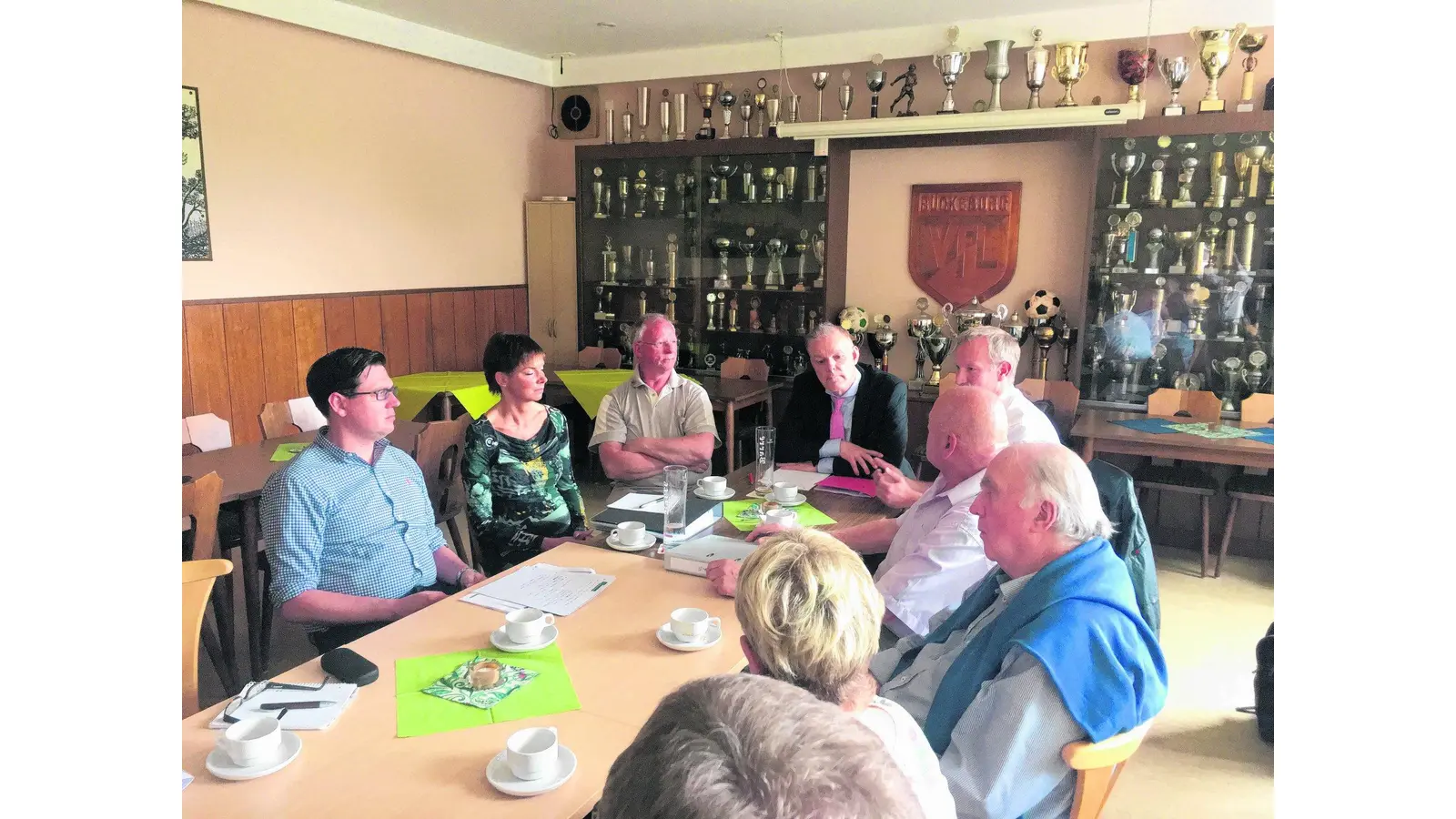 Politiker und Sportverein im friedlichen Austausch (Foto: red)