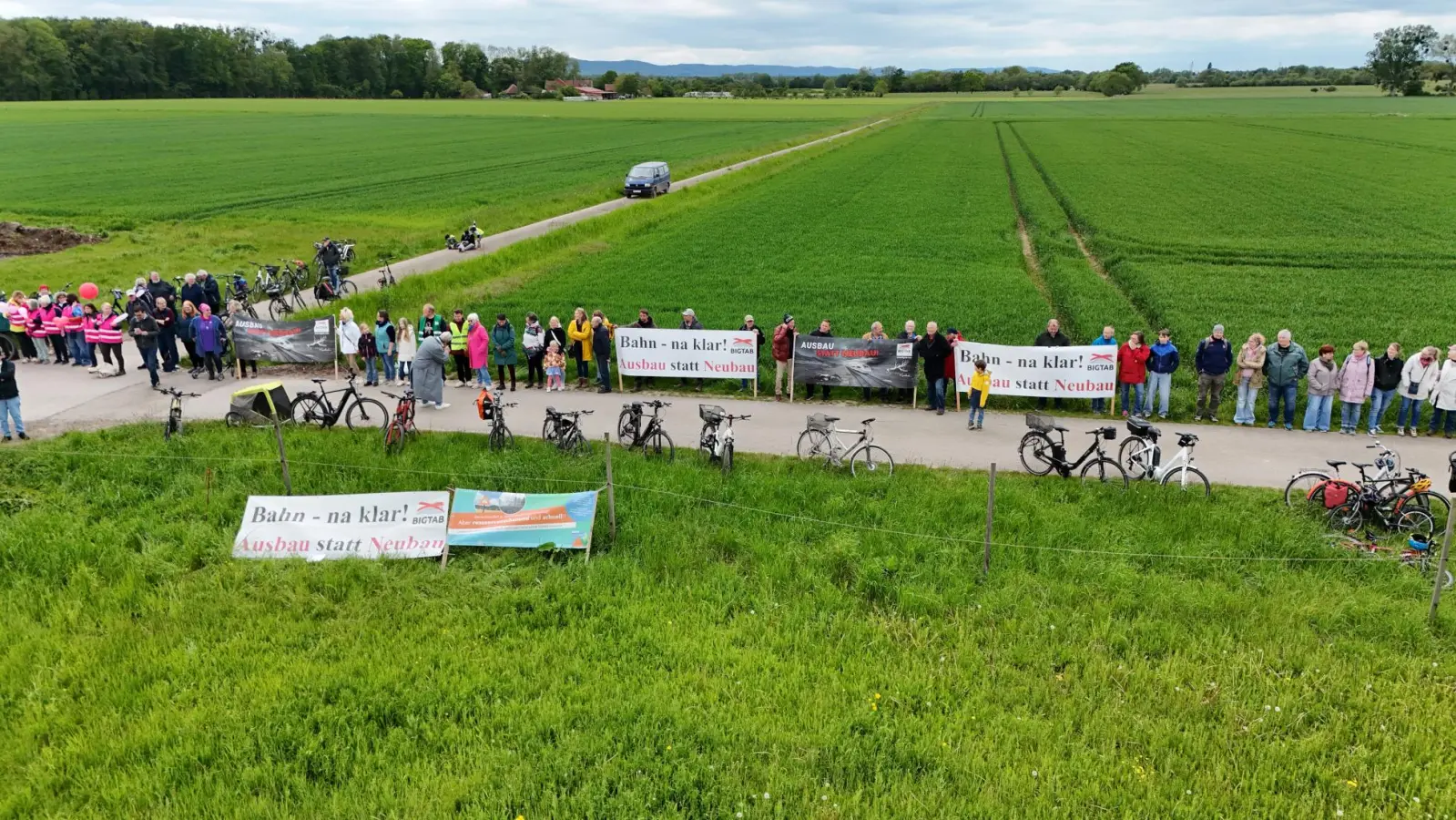 Gut 1000 Bürger kamen zur Menschenkette am 17. Mai. (Foto: privat)