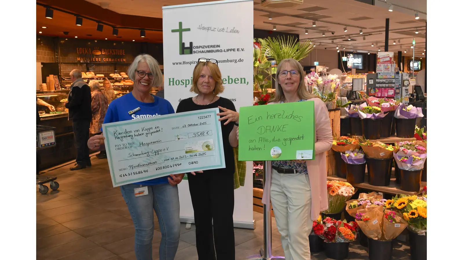 Kirsten Witte als Marktleiterin Edeka Kappe Hagenburg, Erika van de Logt als Ehrenamtliche und Birgit Homes als Koordinatorin. (Foto: nd)