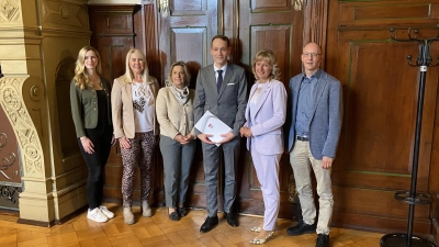 Bürgermeisterin Andrea Lange vereidigte Maximilian Schneider im Beiseini von Kämmerer Jörg Schmieding, der Sachgebietsleiterin Personal Birgit Schock, der kommissarischen Amtsleiterin Anja Friedrich und der stellvertretenden Personalratsvorsitzenden Vanessa Moser.  (Foto: ste)