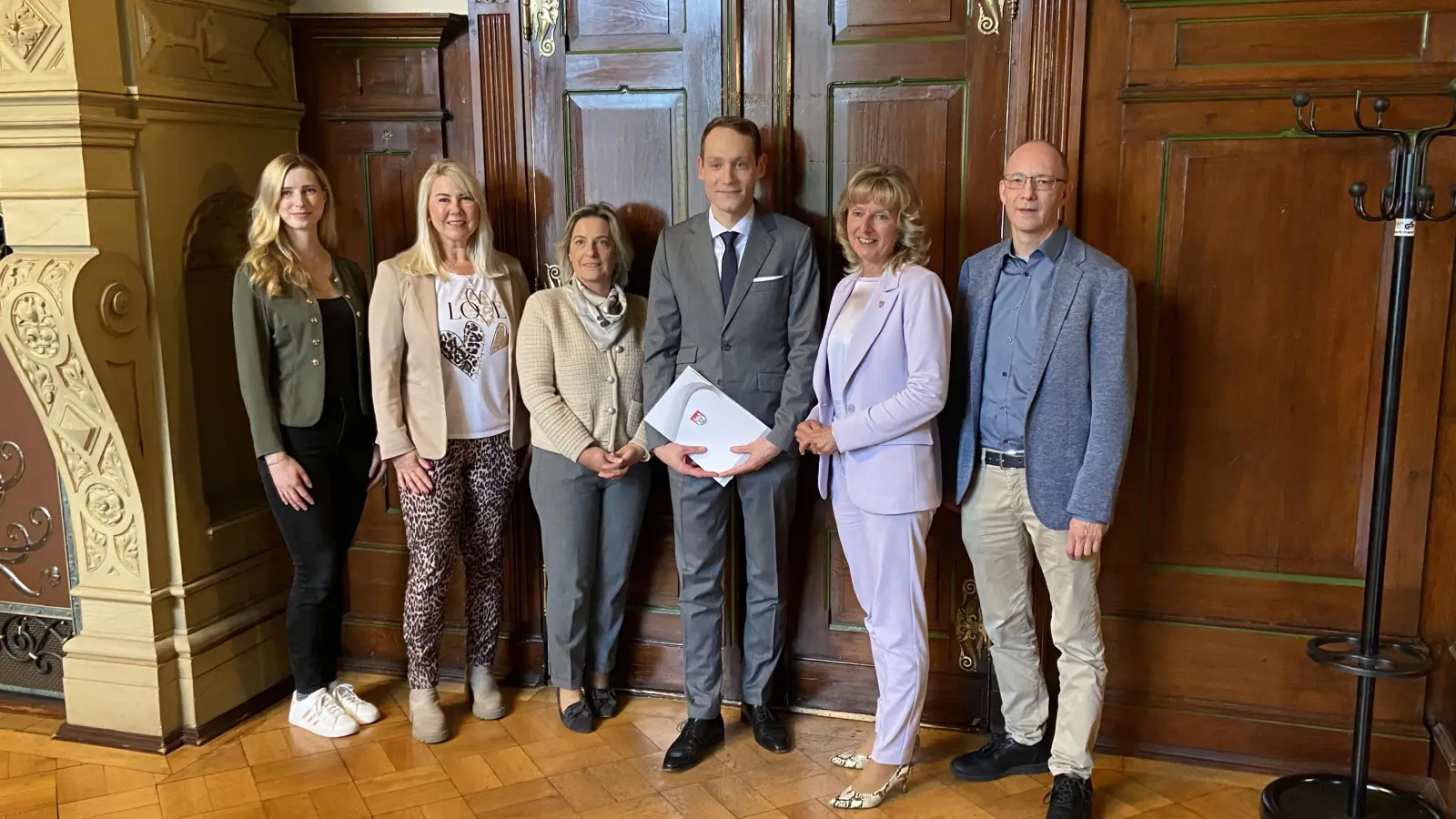 Bürgermeisterin Andrea Lange vereidigte Maximilian Schneider im Beiseini von Kämmerer Jörg Schmieding, der Sachgebietsleiterin Personal Birgit Schock, der kommissarischen Amtsleiterin Anja Friedrich und der stellvertretenden Personalratsvorsitzenden Vanessa Moser.  (Foto: ste)
