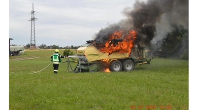 Eine Rundballenpresse steht in Vollbrand. (Foto: Polizei)